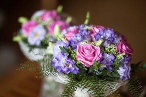 vous vous mariez dans quelques mois et vous cherchez une professionnelle pour réaliser votre bouquet de mariée et décorer le lieu de votre mariage, je suis à votre écoute pour créer les compositions florales et décorations dont vous rêvez.